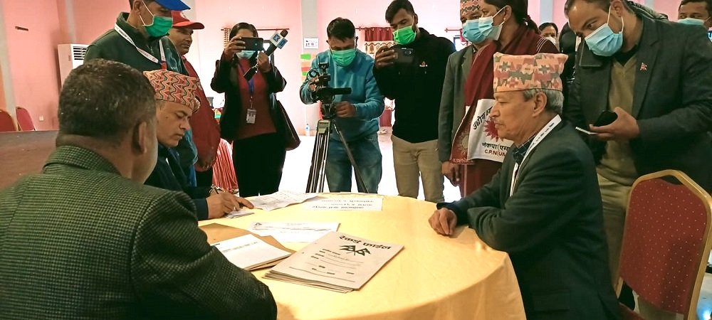 भीम रावलद्वारा एमाले अध्यक्षका लागि उम्मेदवारी दर्ता